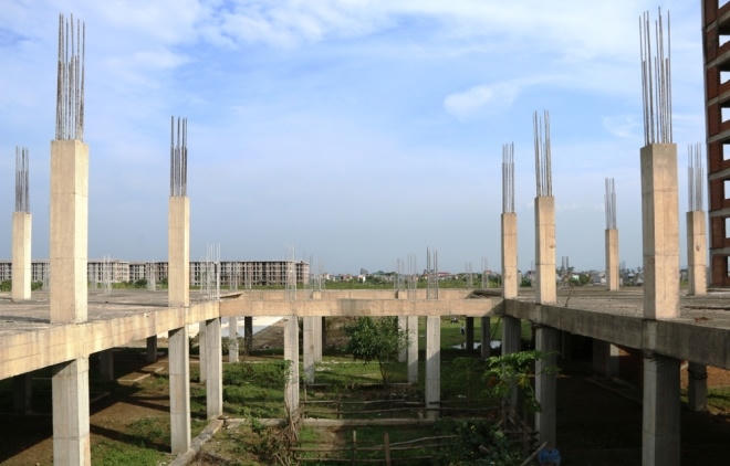 Cạnh dãy nhà 9 tầng là nhiều khu nhà chức năng mới đổ móng kiên cố, dựng hàng chục cột bê tông.