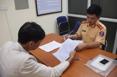 Anh Nguyễn Gia Long - Người điều khiển chiếc xe tải chạy ngược chiều vào sáng 10/3 tại cơ quan điều tra.