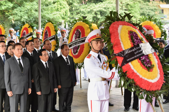 Nhiều đo&agrave;n kh&aacute;ch trong nước v&agrave; Quốc tế viếng Chủ tịch nước Trần Đại Quang