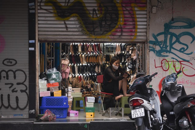 Hầu hết các hàng quán trên khu vực phố cổ đã đóng cửa tuy nhiên cửa hàng giày dép trên phố Hàng Buồm (quận Hoàn Kiếm) vẫn mở cửa.