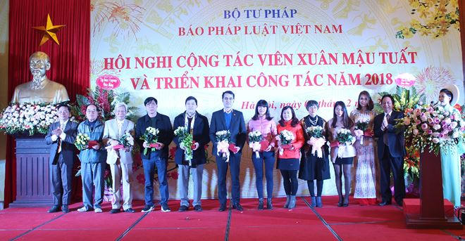 Báo PLVN trao hoa và kỷ niệm chương cho các Cộng tác viên xuất sắc.