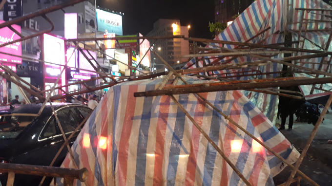 Các thanh sắt nằm ngổn ngang.