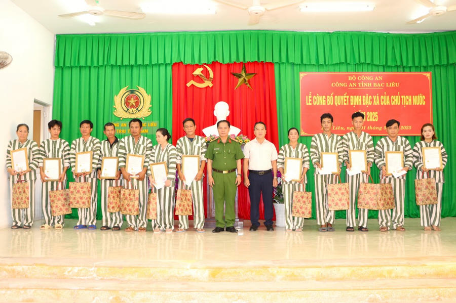 Đại tá Bùi Xuân Khởi - Phó Giám đốc Công an tỉnh và ông Từ Minh Phúc - Giám đốc Sở Nội vụ tỉnh trao Quyết định và quà cho các phạm nhân được đặc xá năm 2025.