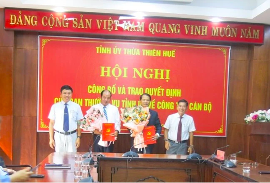 Ban Thường vụ Tỉnh ủy Thừa Thiên Huế công bố quyết định bổ nhiệm chức vụ Phó Trưởng ban Tổ chức Tỉnh ủy và Phó Trưởng ban Nội chính Tỉnh ủy.