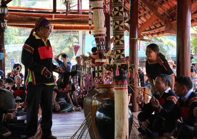 Nghi lễ cúng vòng đồng của đồng bào Êđê
