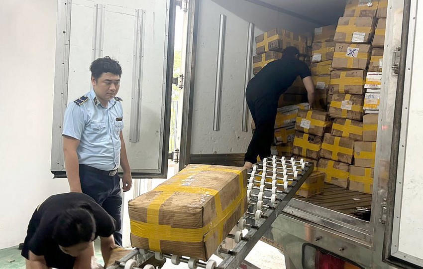 Số chân gà không rõ nguồn gốc được cơ quan chức năng đưa đi tiêu hủy. (Ảnh: Báo Tuyên Quang).