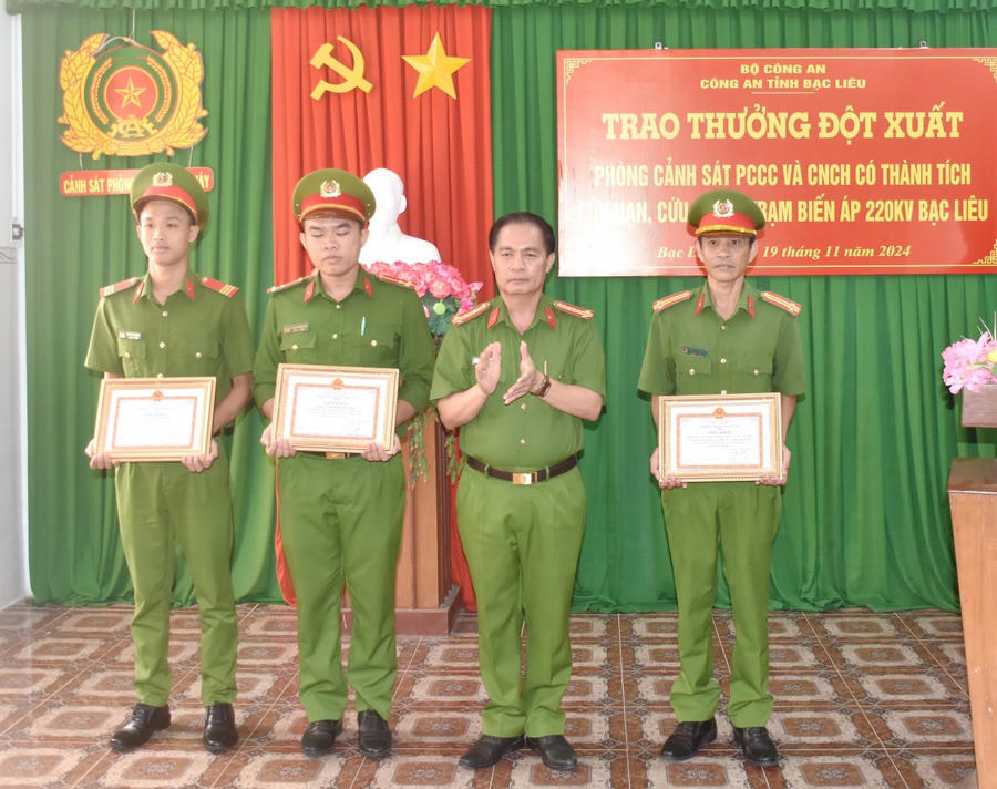 Đại tá Bùi Xuân Khởi - Phó Giám đốc Công an tỉnh Bạc Liêu trao Giấy khen cho các tập thể, cá nhân.