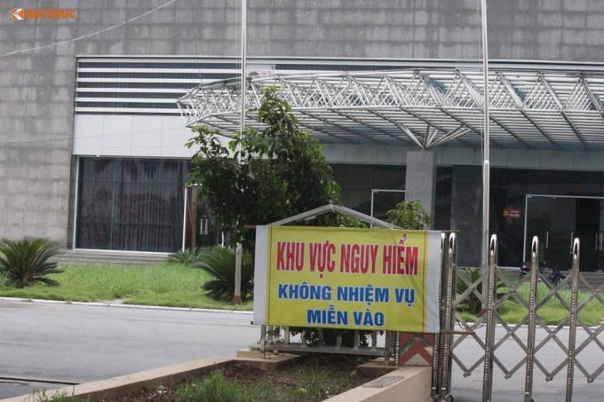 Nhà thi đấu phải trưng biển "Khu vực nguy hiểm, không nhiệm vụ miễn vào".