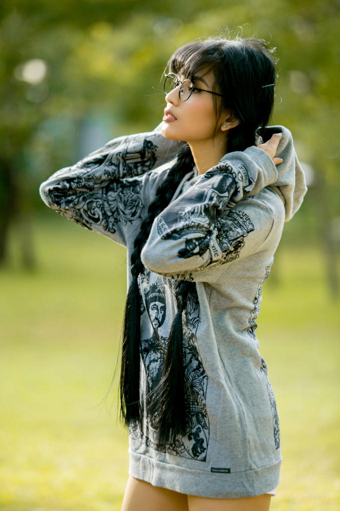 Á hậu Trương Thị May khoe chân dài miên man khi dạo phố