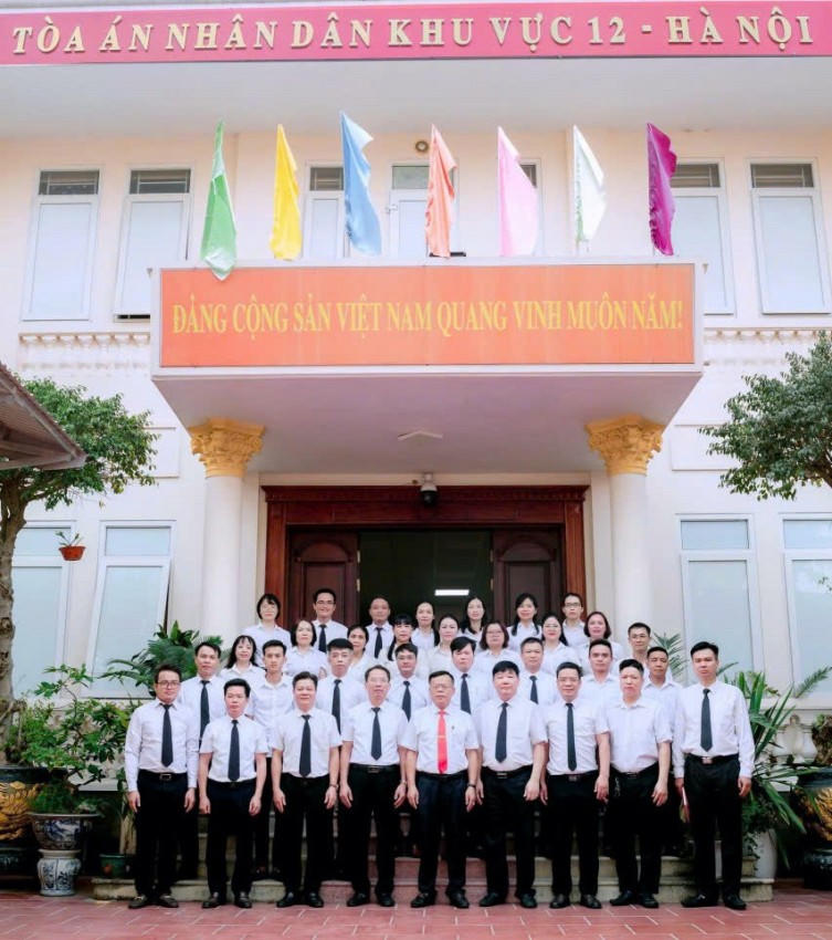 Lãnh đạo và cán bộ TAND khu vực 12 chụp ảnh lưu niệm.
