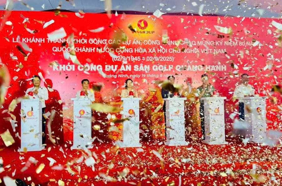 Các đại biểu bấm nút khởi công dự án sân golf Quang Hanh.