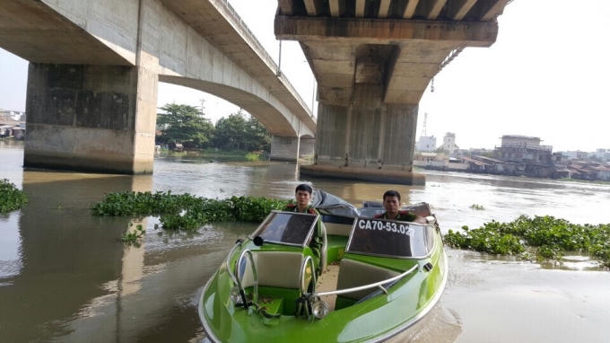 Thượng úy Khải (trái) và Trung úy Phương.