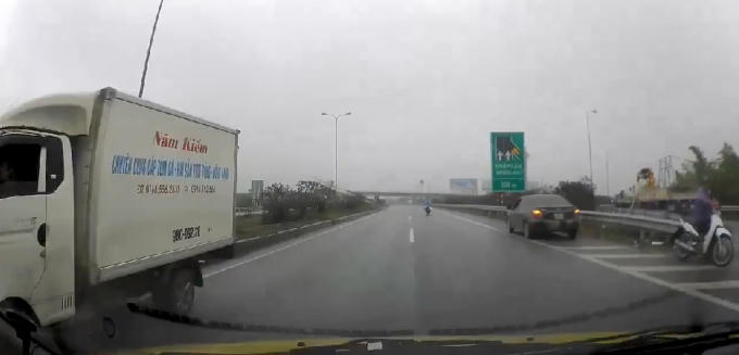 Xe tải đi ngược chiều lao vun vút trên đường cao tốc.