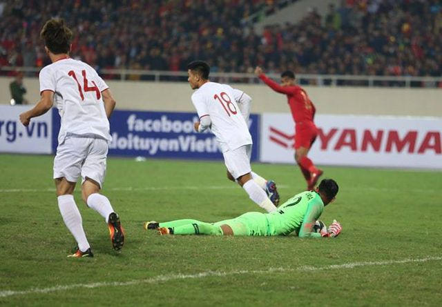 Thủ thành Marinus của U23 Indonesia bắt gọn bóng.