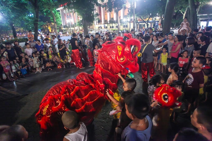 Các em nhỏ háo hức trước các màn múa lân.