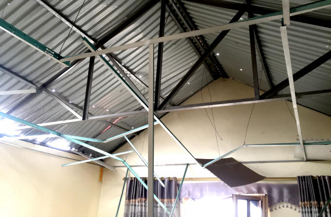 ...trần thạch cao bị sập hoàn toàn.