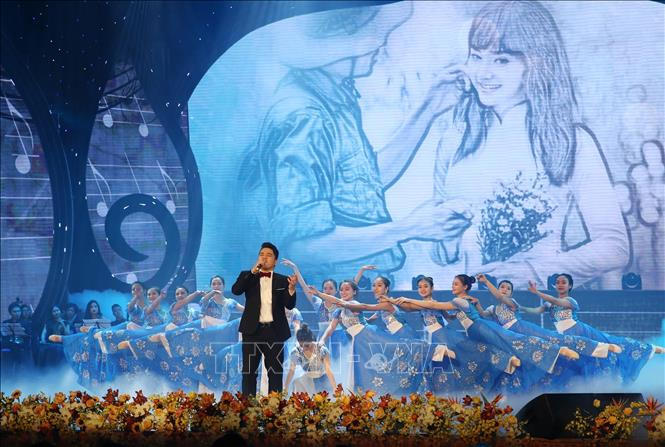 Phần trình diễn của ca sỹ Ninh Đức Hoàng Long (Việt kiều tại Hungary).