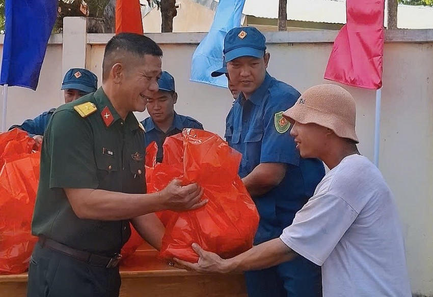 Người dân vui mừng khi được nhận quà.