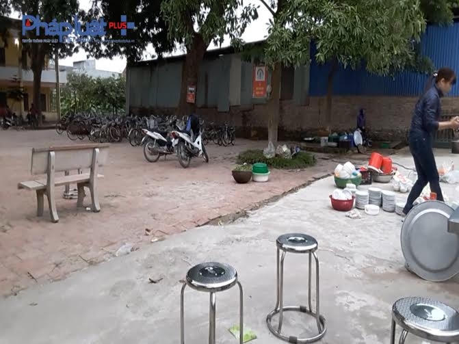 Đồ dùng để nấu cỗ được bày la liệt trong sân trường.