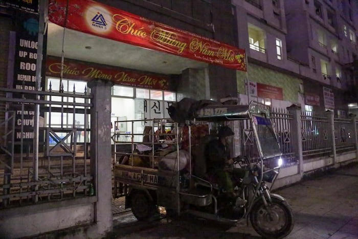 Hình ảnh xe chuyển đồ sinh viên đi trong đêm.