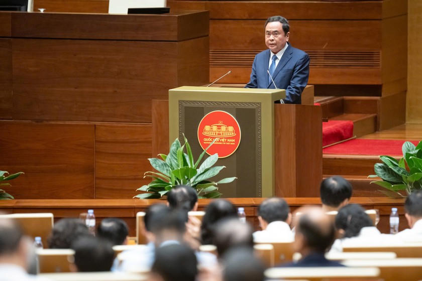 Chủ tịch Quốc hội Trần Thanh Mẫn trình bày chuyên đề "Nội dung trọng tâm, cốt lõi của Nghị quyết số 66-NQ/TW, ngày 30/4/2025 của Bộ Chính trị về đổi mới công tác xây dựng và thi hành pháp luật đáp ứng yêu cầu phát triển đất nước trong kỷ nguyên mới và Kế hoạch hành động thực hiện Nghị quyết số 66-NQ/TW". Ảnh: PV