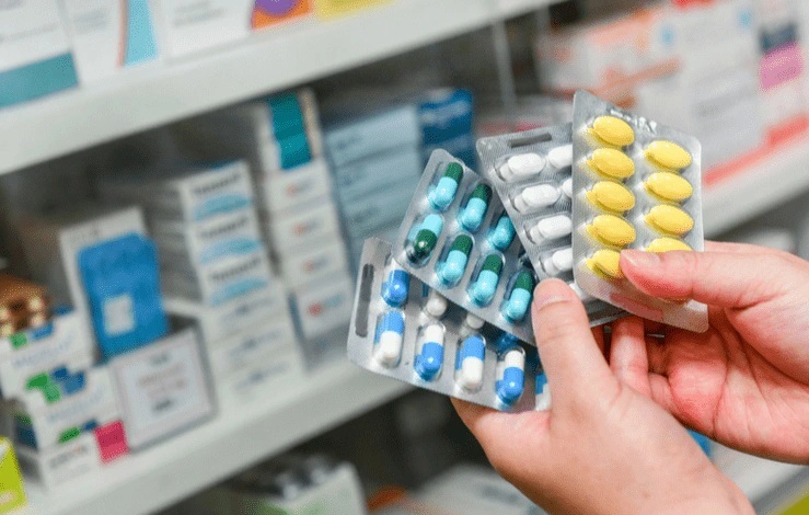 Bộ Y tế khuyến cáo người dân không tự ý mua và sử dụng thuốc kháng virus khi chưa có chỉ định và hướng dẫn của cán bộ y tế. Hình ảnh minh họa.