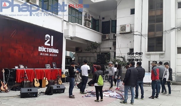 18h00': Công tác chuẩn bị cho chương trình đang được Ban tổ chức gấp rút hoàn thành tại Nhà hát Âu Cơ (số 8 Huỳnh Thúc Kháng, Hà Nội). Ảnh: Vũ Quang.