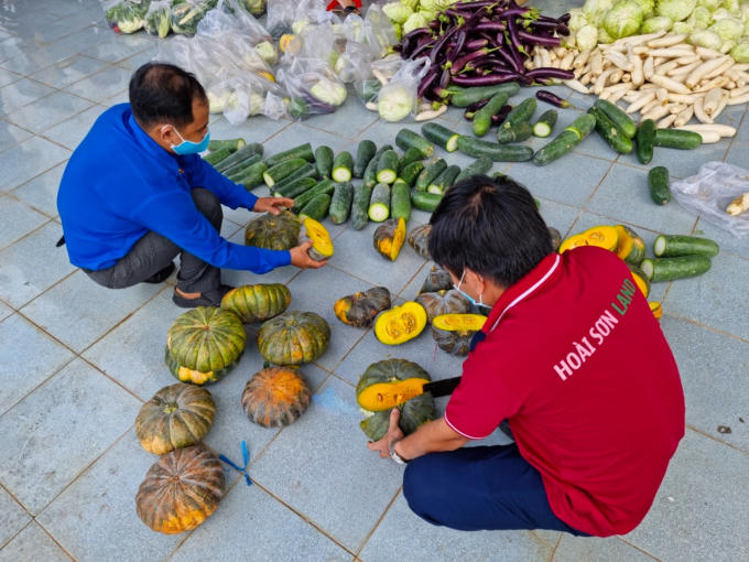 Ngay sau khi tiếp nhận, Đoàn Thanh niên phường Tân Bình đã chia rau thành từng suất để kịp thời trao cho người dân trong các khu phong tỏa trên địa bàn