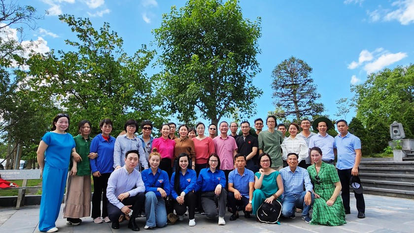 ự tàn phá khốc liệt của chiến tranh in hằn lên từng quả đồi, từng con đường. Biết bao nhiêu máu và nước mắt của hàng ngàn người con yêu nước đã anh dũng ngã xuống nơi đây để những đoàn xe nối tiếp nhau ra tiền tuyến. Nơi đây cũng ghi dấu ấn hào hùng và bi tráng về sự hy sinh anh dũng của mười cô gái thanh niên xung phong vào ngày 24/7/1968. Mười cô gái mỏng manh, mười bông hoa trinh trắng, mười bức tượng đài bất tử còn mãi với thời gian.