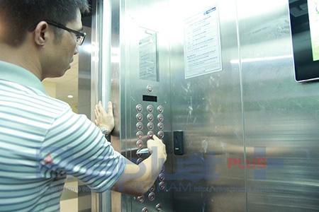 Anh Việt (người làm đơn tố cáo), chủ đầu tư đã không cho vận hành thang máy nếu cư dân không đóng đủ các khoản phí. Trong khi đó, theo anh Việt, phía chủ đầu tư vẫn chưa hoàn thành các hạng mục xây dựng. Ảnh: Loan Bảo.