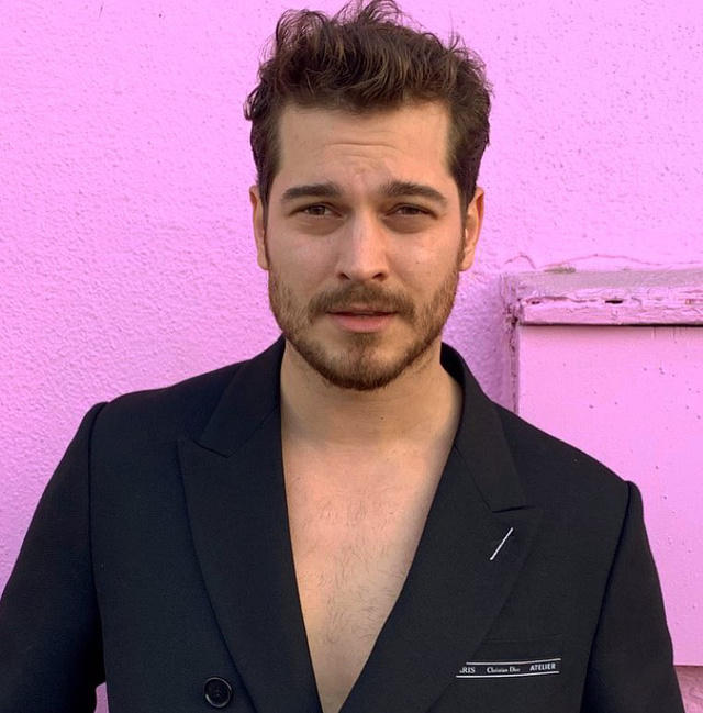 Người mẫu - diễn viên Thổ Nhĩ Kỳ Cagatay Ulusoy - đứng thứ 23. Hồi năm 2010, Ulusoy từng được một giải thưởng thời trang tại Thổ Nhĩ Kỳ trao danh hiệu "Người mẫu xuất sắc nhất năm". Về sau, anh được nhiều dự án phim nước ngoài mời tham gia diễn xuất.