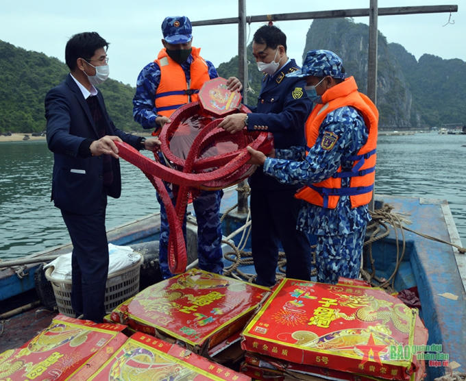 300kg pháo nổ cùng tang vật bị lực lượng chức năng bắt giữ. (Ảnh: Mạnh Thường)