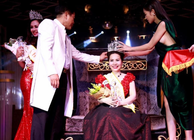 Nữ hoàng doanh nhân 2015 Ngô Thị Kim Chi được trao vương miện cho ngôi vị cao nhất – Đây cũng là một trong những số ít cuộc thi hiếm hoi minh bạch về giải thưởng và quy chế tham dự. (Ảnh: do nhân vật cung cấp).