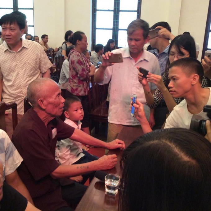 "Giây phút này ông đã chờ đợi mỏi mòn, có lúc tưởng chừng như hết hy vọng", ông Thêm cho biết.