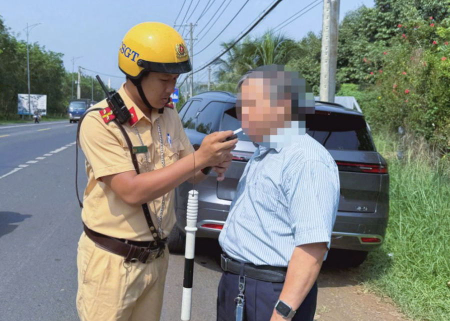 Lực lượng CSGT kiểm tra nồng độ cồn người đi đường.