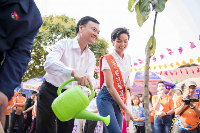 Hoa hậu H'hen Niê trao trường mầm non tại tỉnh Lạng Sơn