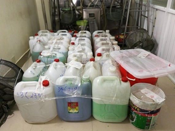 Nguyên liệu chứa trong các can nhựa không nhãn mác bị thu giữ tại cơ sở. Ảnh: Ban Quản lý An toàn thực phẩm TP Hồ Chí Minh.
