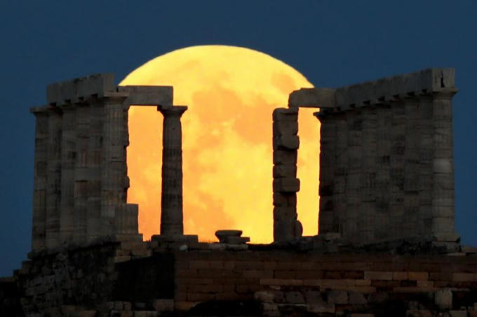 Nguyệt thực toàn phần được quan sát từ ngôi đàn Poseidon, gần thủ đô Athens, Hy Lạp.