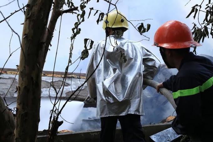 Ch&aacute;y lớn ở B&igrave;nh Dương, h&agrave;ng trăm c&ocirc;ng nh&acirc;n lo mất Tết