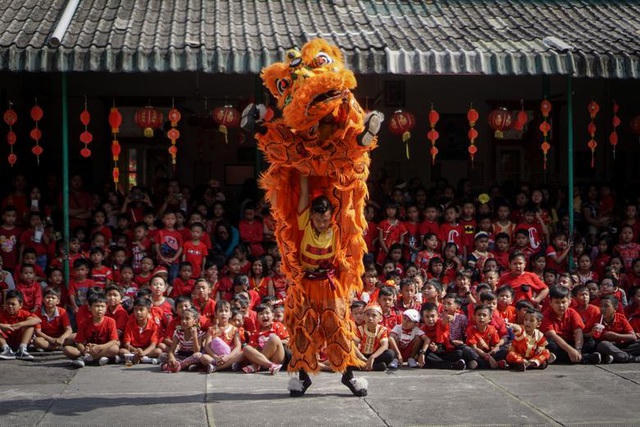 Múa lân tại Java, Indonesia chào năm mới.