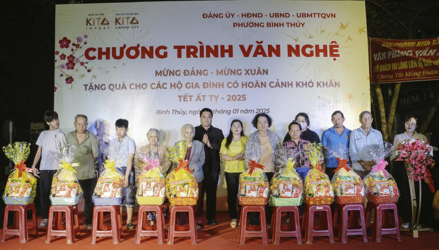 Đại diện KITA Invest cùng lãnh đạo phường Bình Thủy trao quà cho các gia đình có hoàn cảnh khó khăn.