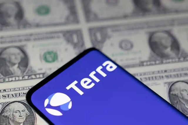 Sự sụp đổ của terraUSD đã gây ra hàng loạt khủng hoảng cho thị trường tiền điện tử trong năm 2022 (Ảnh: The Guardian).