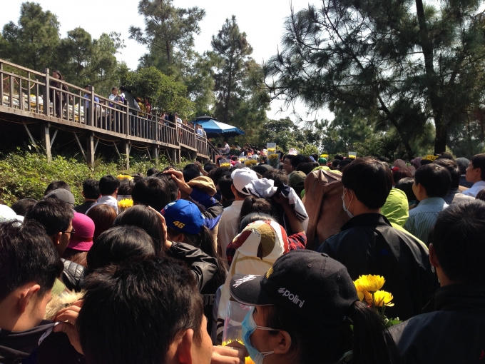 Tiết trời oi bức hanh khô không làm giảm lòng nhiệt tâm được dâng hương lên mộ Đại tướng.