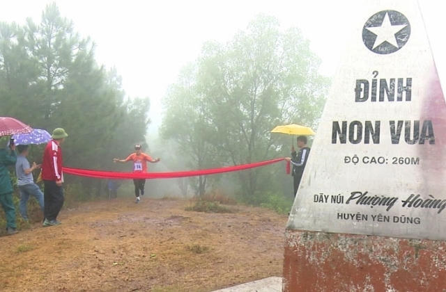 Hơn 300 vận động viên tham gia giải việt dã “Chinh phục đỉnh Non Vua huyền thoại”
