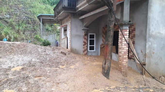 Nhiều hộ dân bị bùn đất ngập ngang nửa căn nhà. (Ảnh: M. Cường)