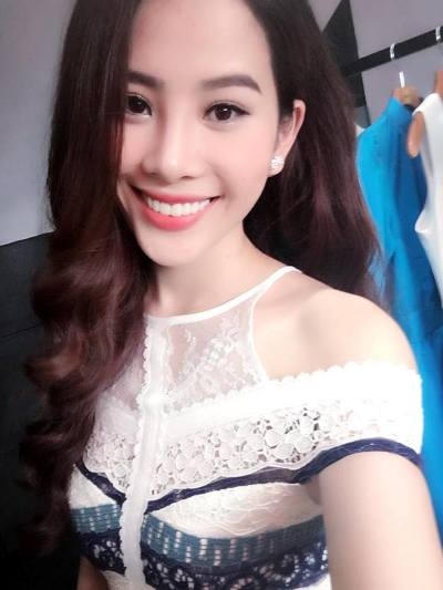 Cô cao 1,73m và nặng 50kg.