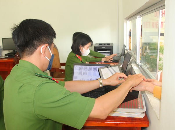 Cán bộ Phòng Cảnh sát QLHC về TTXH tỉnh Bạc Liêu lăn tay, làm căn cước cho người dân.