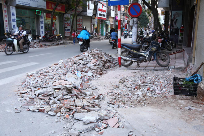 Từ cuối tháng 2, lực lượng chức năng trên địa bàn nhiều quận của Hà Nội đã ra quân lập lại trật tự đô thị. Đến ngày 10/3, các quận huyện của Thủ đô đồng loạt xuống đường giành lại vỉa hè theo 3 bước: Tuyên truyền vận động cho thời gian thực hiện; thông báo, nhắc nhở sai phạm và cho thời gian khắc phục; tổ chức kiểm tra, xử phạt cưỡng chế và duy trì trật tự công cộng. Để giành lại vỉa hè, lãnh đạo thành phố nhiều lần khẳng định, Hà Nội không thể “ra quân rầm rộ, làm ồn ào” mà phải tiến hành bài bản, kiên trì.