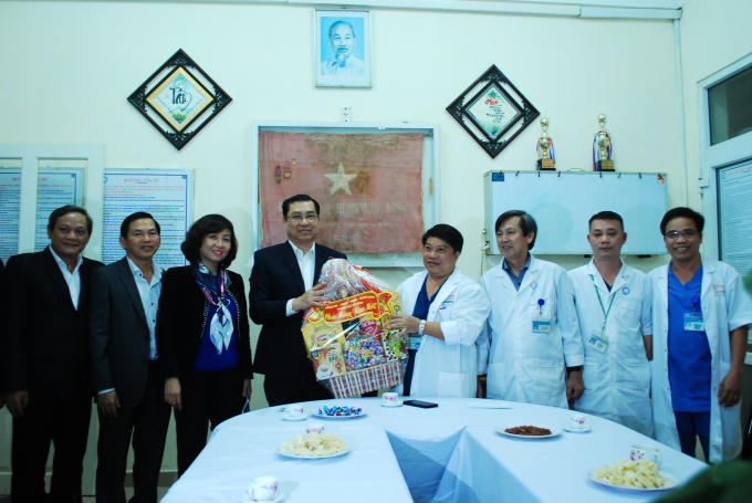 Các y bác sĩ tại Bệnh viện Phụ sản Nhi Đà Nẵng xúc động trước sự động viên, thăm hỏi của lãnh đạo thành phố.