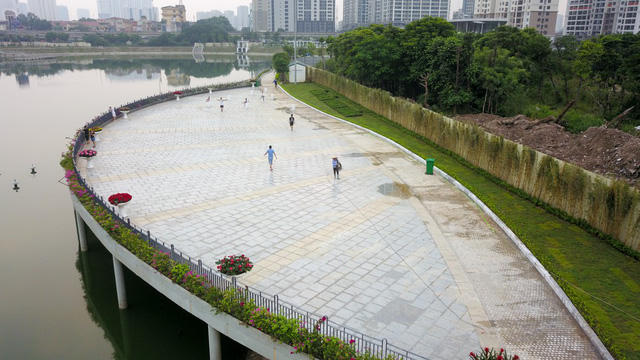 Khoảng sân rộng khiến nhiều người thích thú.